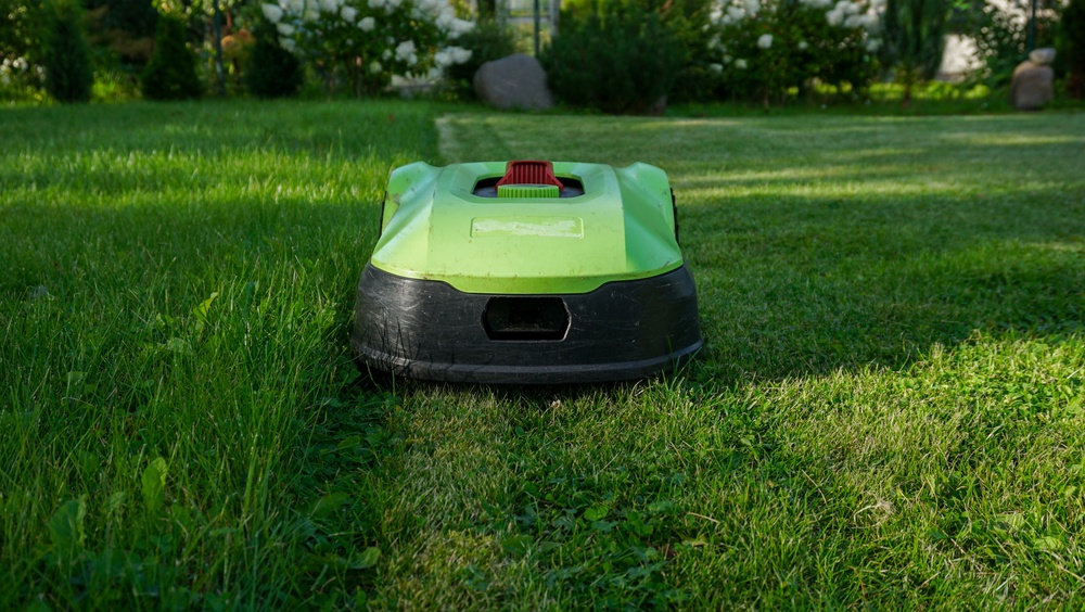 Jak dobrać robot koszący do ogrodu ze skarpą i nierównym terenem?